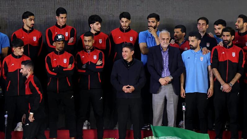 A seleção de futebol do Irã durante cerimônia em Teerã (Foto: EFE/EPA/ABEDIN TAHERKENAREH)