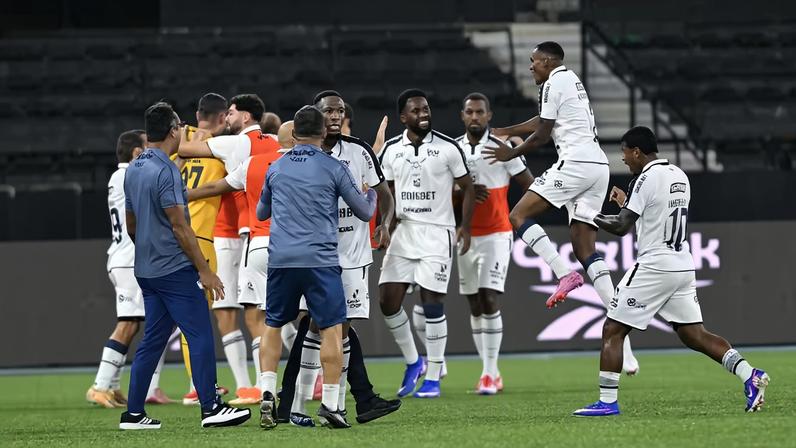 Remo comemora vitória sobre o Botafogo, no Nilton Santos, pelo Campeonato Brasileiro 2026 — Foto: André Durão