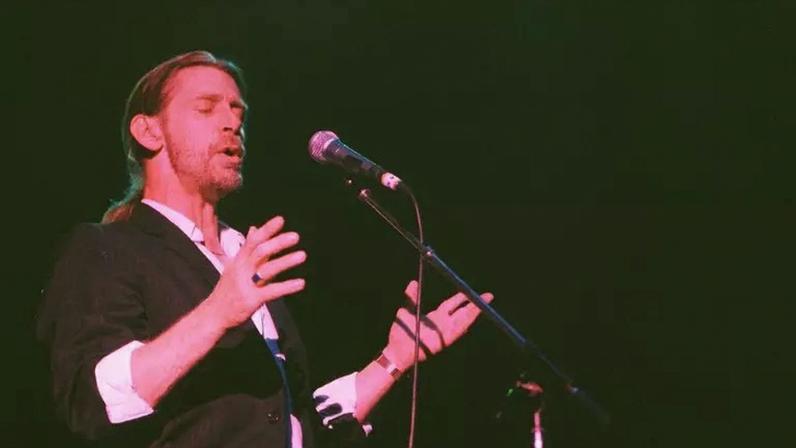 Alex Ligertwood em apresentação com a banda Santana, em 1989