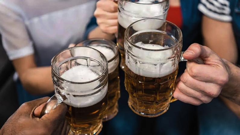 O consumo frequente e excessivo de cerveja tem sido acompanhado com atenção crescente por pesquisadores e profissionais de saúde. Em especial, pelos efeitos sobre o fígado e o sistema cardiovascular – depositphotos.com / IgorVetushko
