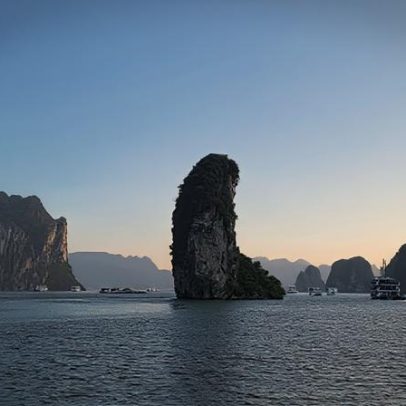 Baía Bai Tu Long: ilhas, cavernas e vilas flutuantes preservadas