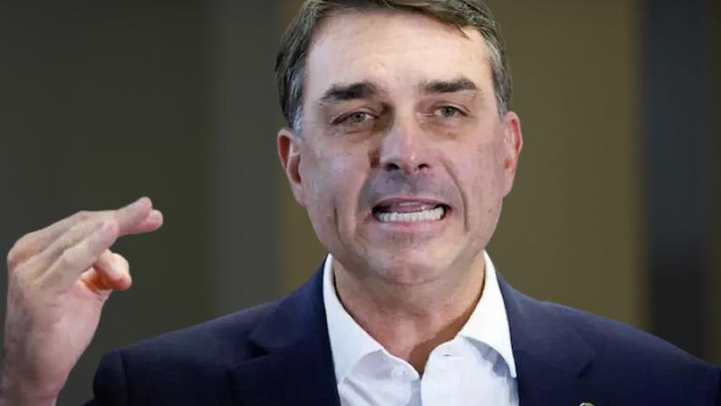 Flávio Bolsonaro falou em inglês sobre possível encontro com Trump