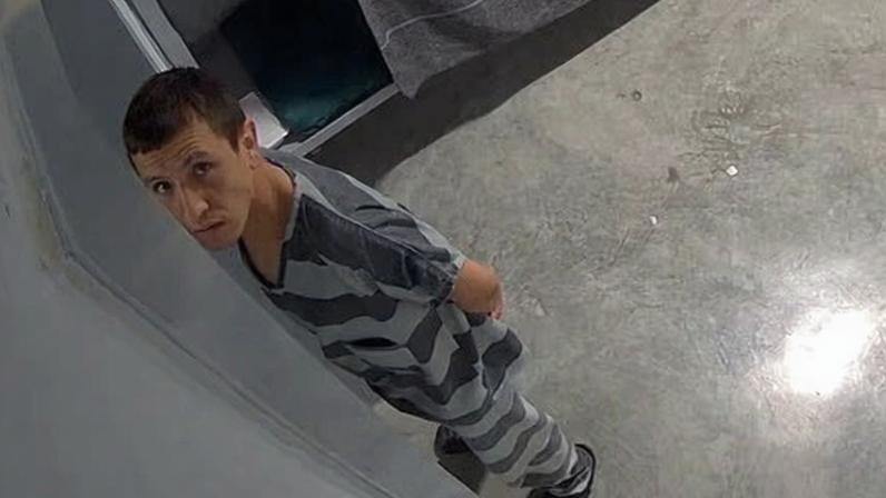 Aumento alarmante de suicídios entre detentos do ICE, revela investigação