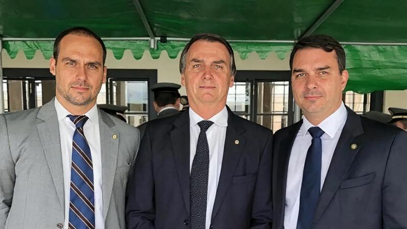 Eduardo Bolsonaro, Jair Bolsonaro e Flávio Bolsonaro.