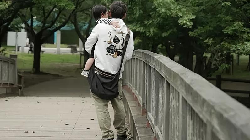 No Japão, divórcio separa pais dos filhos; lei pode acabar com guarda única