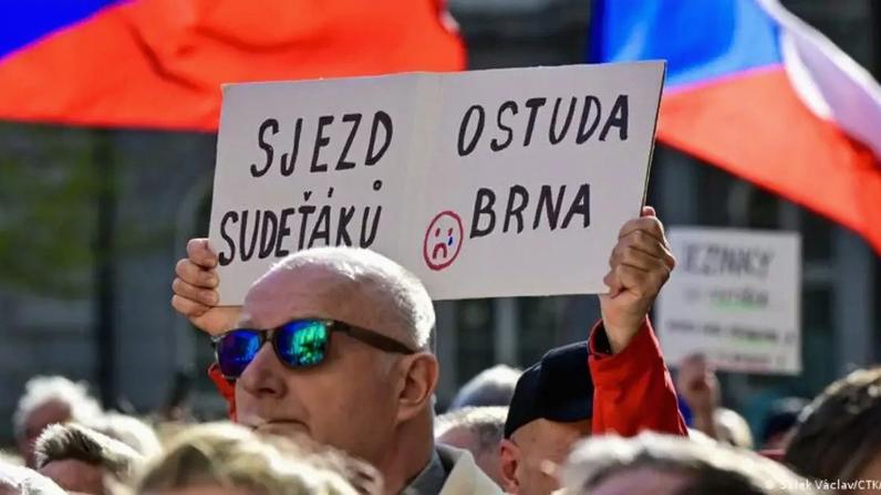 Brno teve protesto, como este em abril, contra o encontro de alemães dos Sudetos na cidade