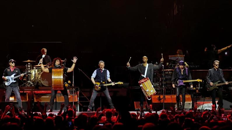 Tom Morello, Max Weinberg, Jake Clemons, Bruce Springsteen, Anthony Almonte, Steven Van Zandt e Garry W. Tallent no Madison Square Garden, em 11 de maio