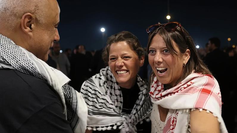 Ativistas italianas da Flotilha para Gaza desembarcaram neste sábado em Roma