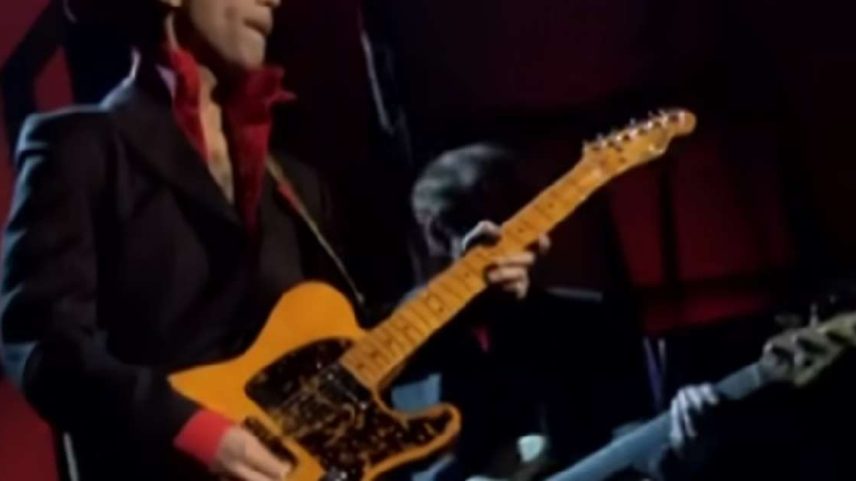 Prince fazendo solo no Hall da Fama do Rock