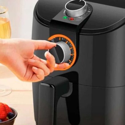 Truque com copo de água na air fryer facilita soltar gordura e limpar