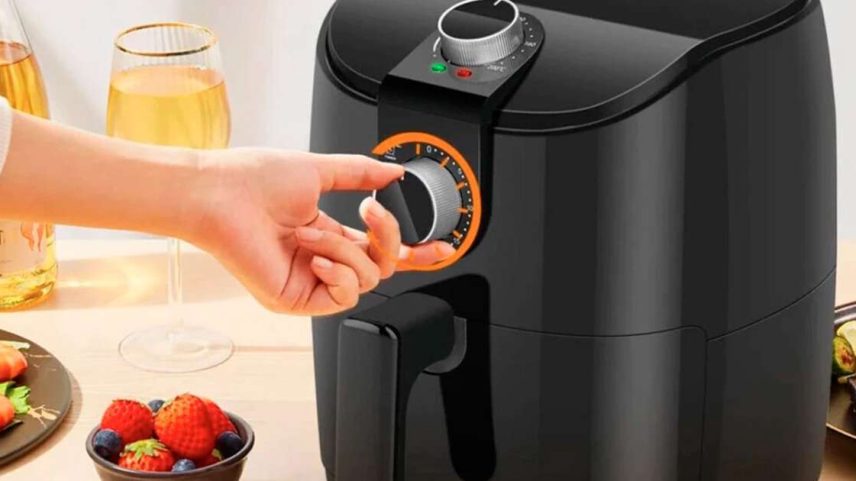 O truque do copo de água na airfryer para soltar a gordura e limpar é um dos melhores que me ensinaram