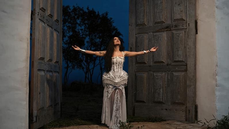 Anitta pode transformar "Deus Existe" em hino de celebração ao fim da escala 6×1
