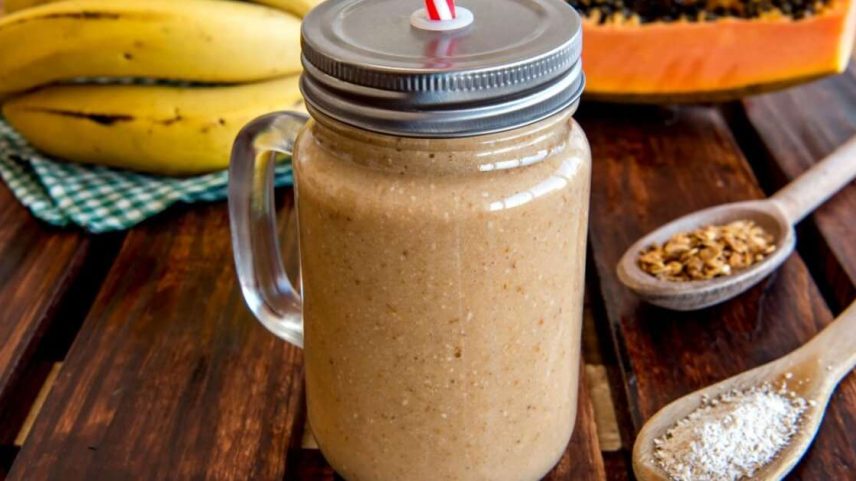 Vitamina de mamão, banana, granola e aveia