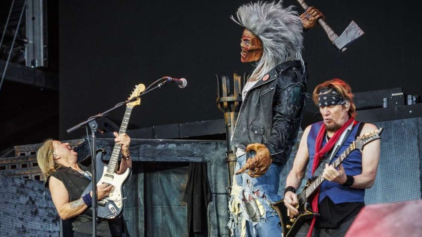 Dave Murray, o mascote Eddie e Adrian Smith durante show do Iron Maiden em 2025