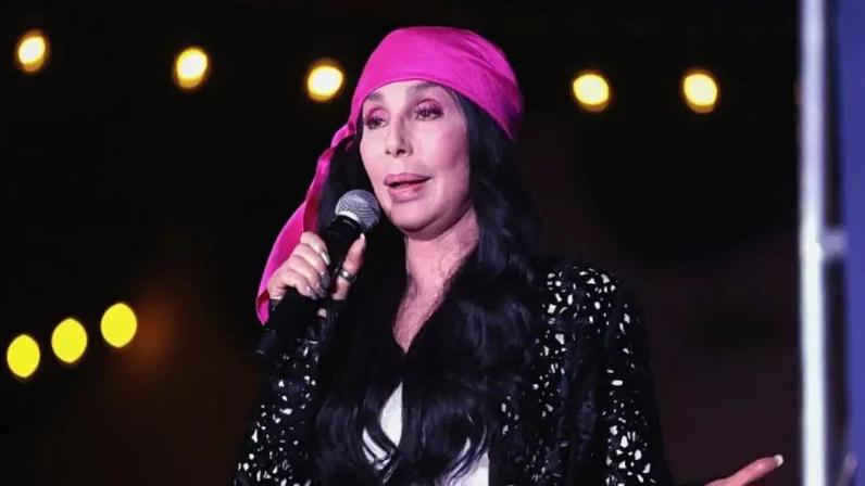 Cher completa 80 anos com carreira premiada em música, TV e cinema