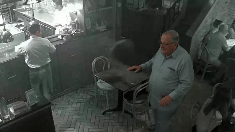 Ed Motta em restaurante