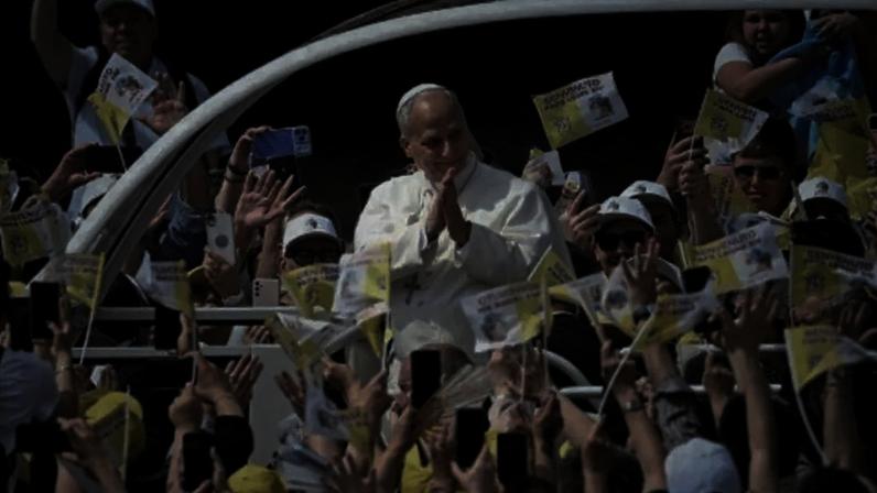 O papa Leão XIV cumprimenta a multidão do papamóvel na Piazza Nicola Calipari durante uma visita pastoral à comunidade da “Terra dei Fuochi”, em 23 de maio de 2026. A Terra dei Fuochi é uma área da região sul italiana da Campania onde, sistematicamente desde o fim dos anos 1980, resíduos tóxicos foram despejados pelo crime organizado (Camorra), provocando crimes ambientais ligados ao lixo.