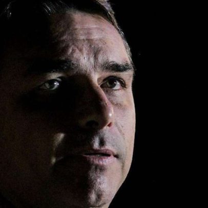Flávio Bolsonaro admite ter pedido milhões a Vorcaro para filme do pai