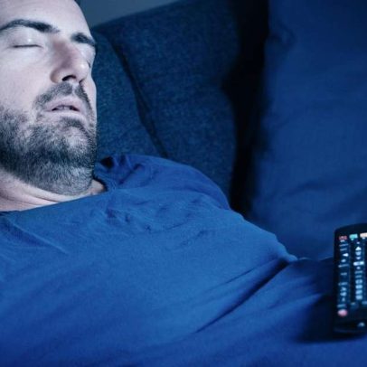 Dormir com a TV ligada pode afetar o cérebro