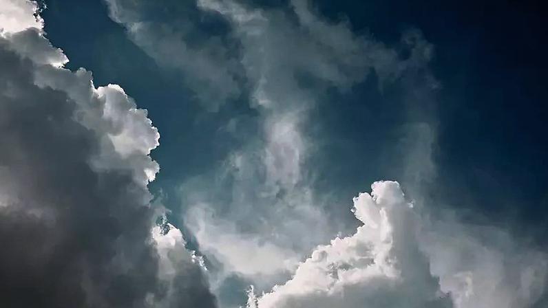 Embora a previsão meteorológica moderna dependa de tecnologia, a simples observação das nuvens ainda funciona como um sinal importante de que algo está prestes a acontecer na atmosfera – depositphotos.com / AntonMatyukha