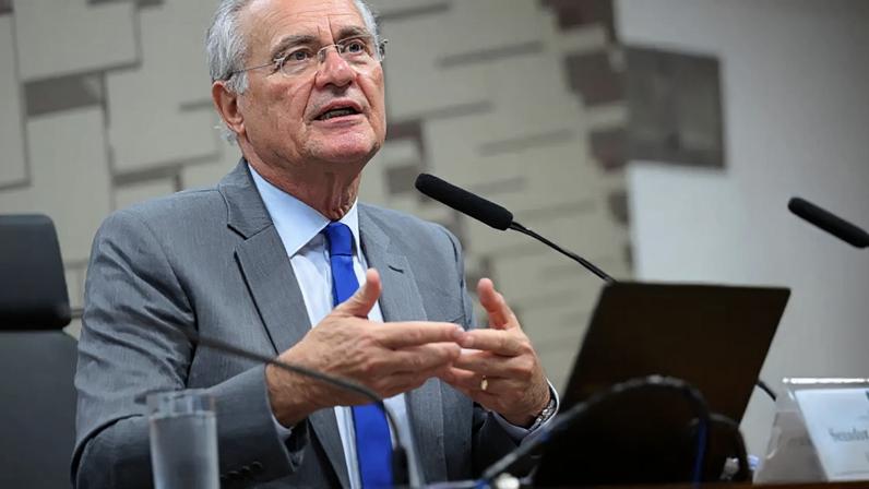 O presidente da CAE e relator do projeto, senador Renan Calheiros