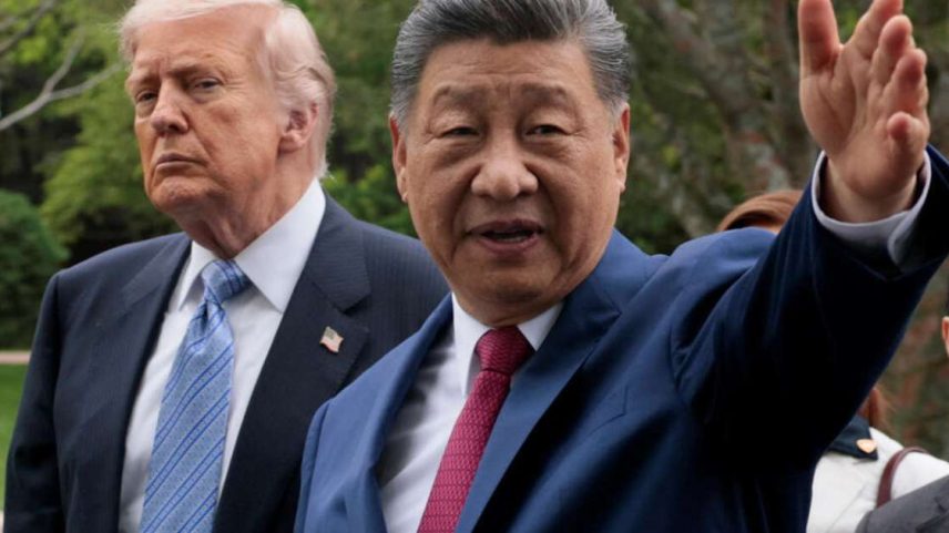 O presidente chinês Xi Jinping gesticula ao cumprimentar o presidente dos EUA Donald Trump no Jardim Zhongnanhai, em Pequim, China, em 15 de maio de 2026.