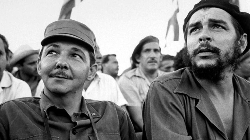 Raúl Castro ao lado de Che Guevara em 1964