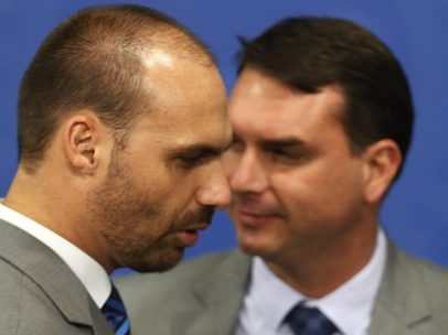 Flávio nega que Eduardo tenha gerido dinheiro de filme sobre Bolsonaro pai; confia no irmão