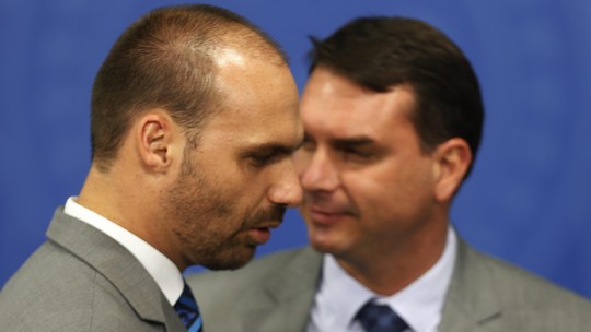 Ex-deputado Eduardo Bolsonaro e o senador Flávio Bolsonaro — Foto: Jorge William/Agência O Globo
