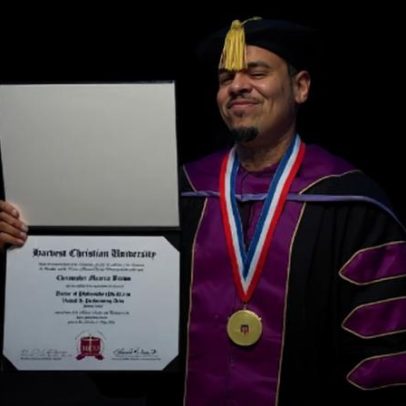 Chris Brown recebe PhD honorário em Artes Visuais e Cênicas