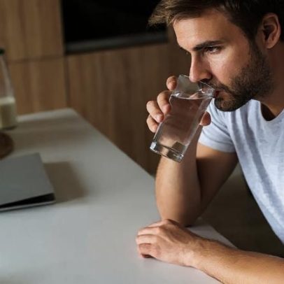 Beber água demais ou de menos faz mal: entenda a hidratação diária