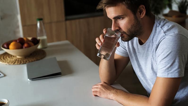 Beber água demais ou de menos faz mal: entenda a hidratação diária