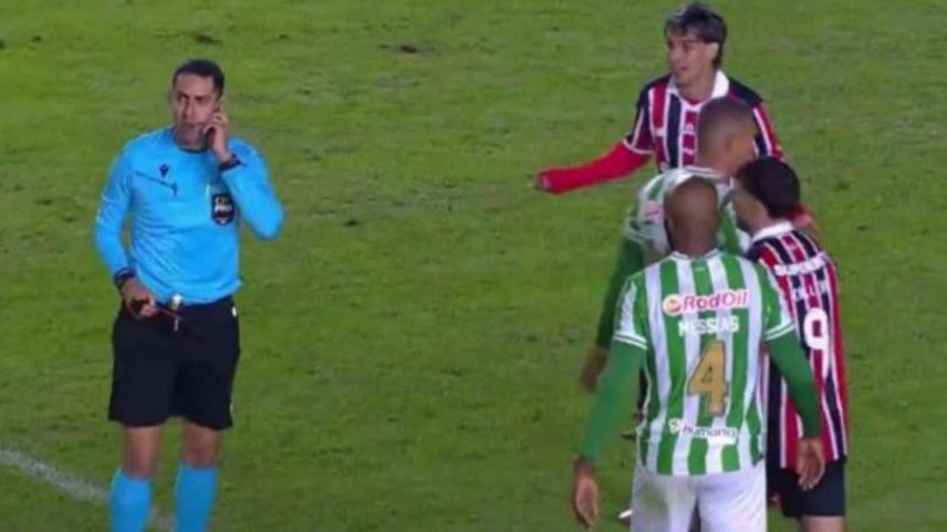 Ferreirinha é expulso com apenas 30 segundos em campo –