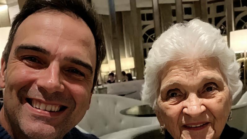 Tadeu Schmidt revela falecimento da mãe, Dona Janira, aos 92