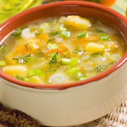 Sopa com proteína vegetal tem receita saborosa para dias frios