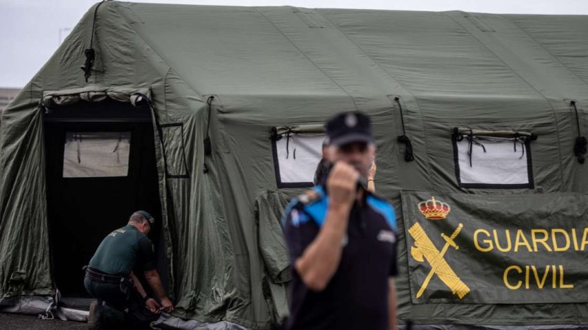 Membro da Guarda Civil em tenda onde passageiros do navio MV Hondius serão recebidos, nas Ilhas Canárias, na Espanha. O navio teve três passageiros mortos por hantavírus no mês passado e outros oito casos confirmados