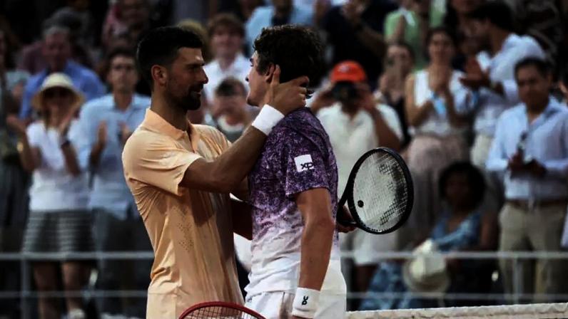 Novak Djokovic cumprimenta o carioca João Fonseca após a vitória em Roland-Garros. Em Paris, em 29 de maio de 2026.