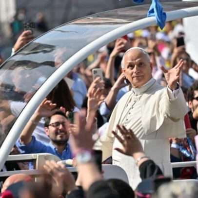 Papa em Nápoles diz que não há paz sem justiça