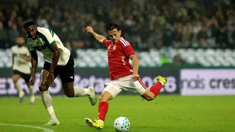 Lavega fez o gol do Coritiba após receber lançamento de Josué –