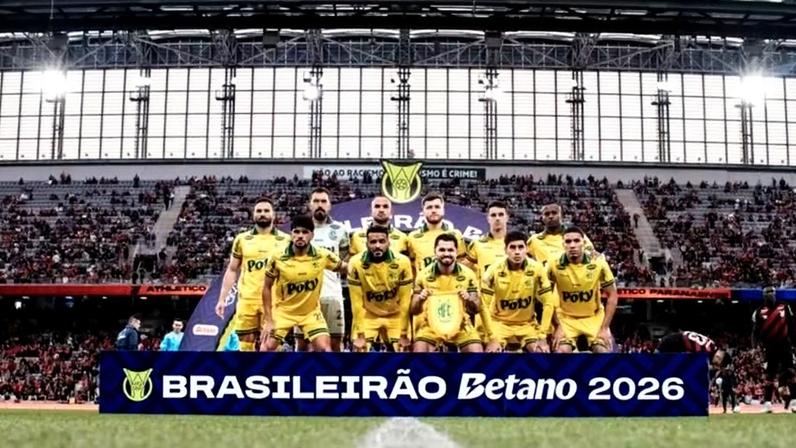 Time do Mirassol posa para a foto antes do jogo contra o Athletico Paranaense — Foto: Pedro Zacchi/Agência Mirassol