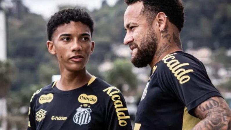 Neymar e Robinho em treino nesta segunda-feira (4/5) –