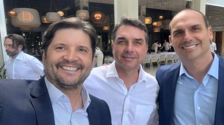 André do Prado, Flávio Bolsonaro e Eduardo Bolsonaro