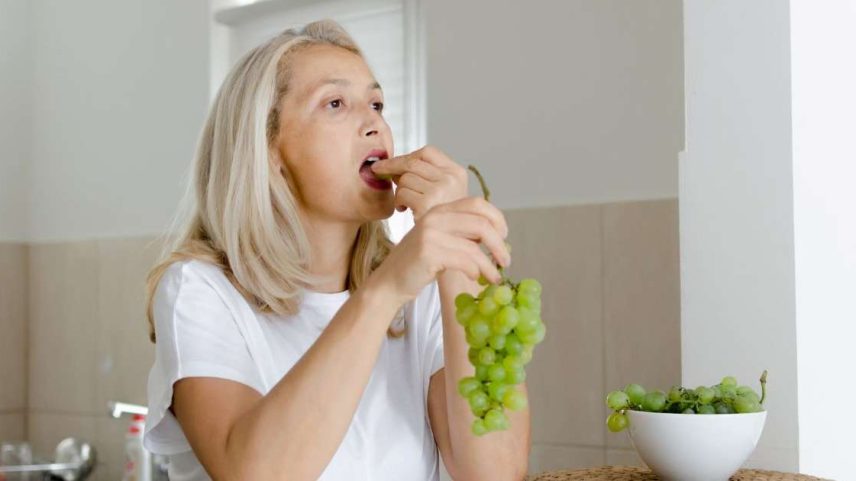 Comer uva pode ajudar a proteger a pele do sol