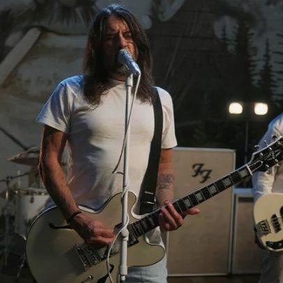 Foo Fighters homenageia Lemmy Kilmister no clipe de Spit Shine
