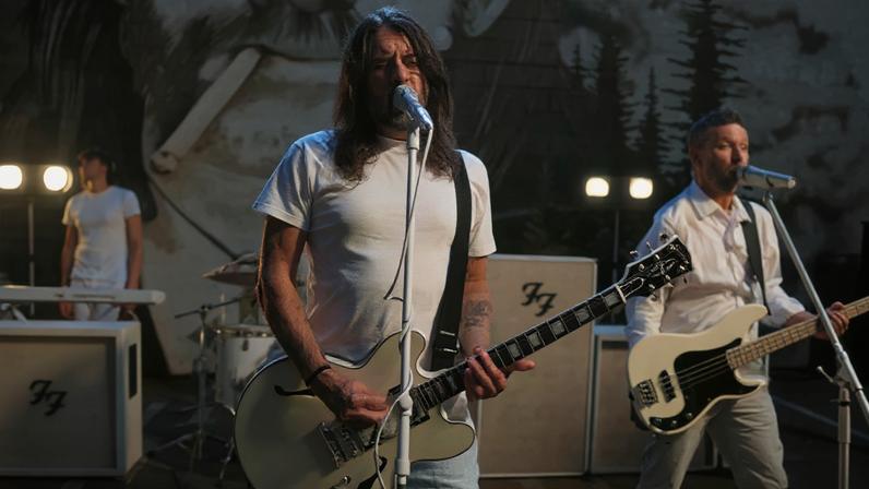 Foo Fighters homenageia Lemmy Kilmister no clipe do single "Spit Shine"; veja
