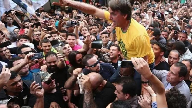 O então candidato à Presidência Jair Bolsonaro, momentos antes da facada, em Juiz de Fora (MG)