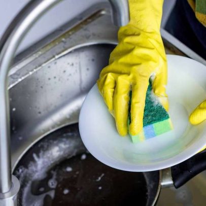 Banho frio ou quente: ciência revela impactos no cérebro e imunidade