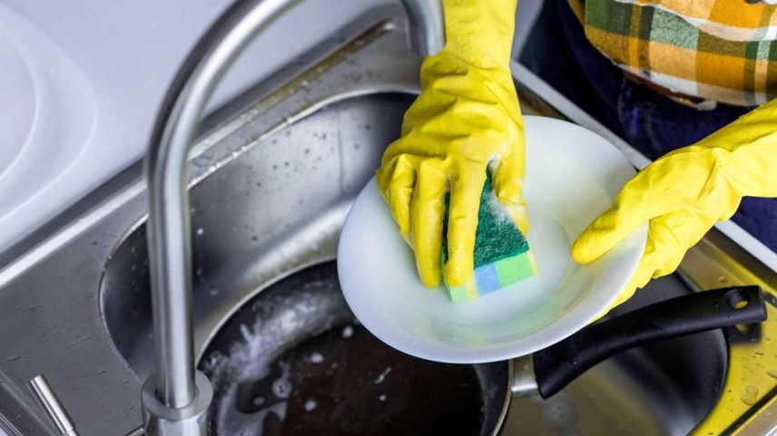 Banho frio ou quente: ciência revela impactos no cérebro e imunidade