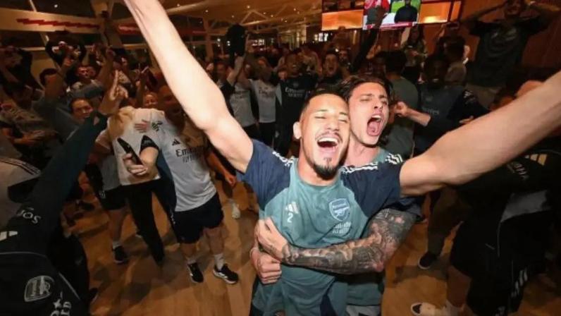 Elenco do Arsenal faz a festa no CT do clube logo após o apito final do empate entre Manchester City e o Bournemouth –