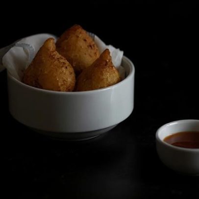 Coxinha sem glúten ganha massa de batata-doce em receita fácil